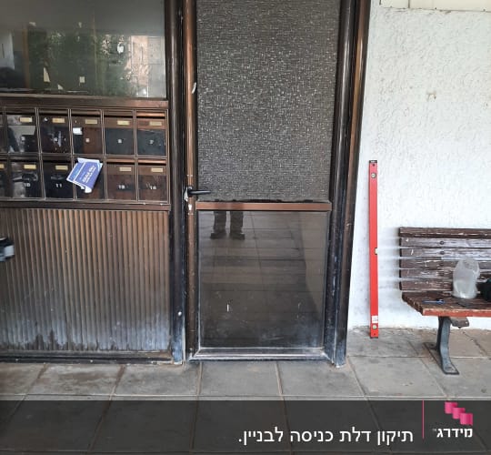 דלת אלומיניום עם זכוכית ומסגרת כהה